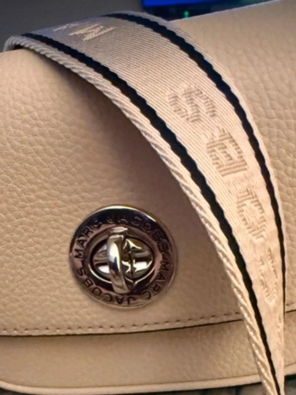 Marc Jacobs Pebbled Cream Crossbody with Turn Lock - Picture 2 of 4